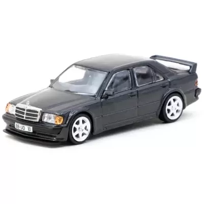 Miniatura de carro desportivo preto com spoiler e jantes brancas.