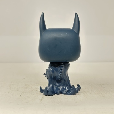Figura vinil azul quadrada com orelhas pontiagudas e corpo texturizado