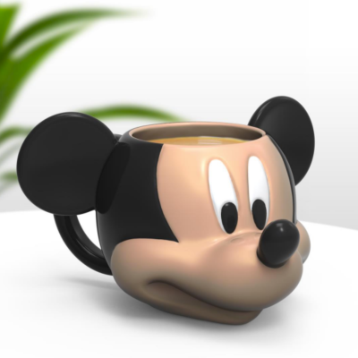 Caneca em formato da cara do Mickey Mouse preto e bege com olhos brancos sobre superfície branca