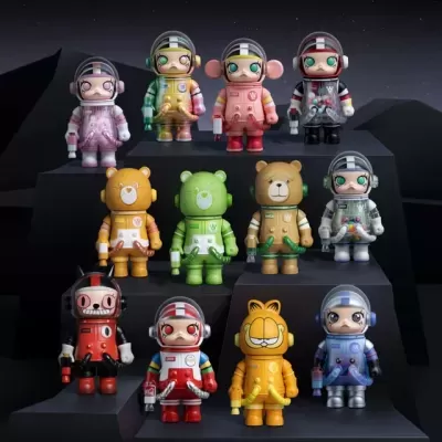 Doze figuras colecionáveis astronauta e urso em cores variadas com capacetes transparentes