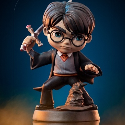 Figura colecionável de Harry Potter em roupa escolar segurando varinha