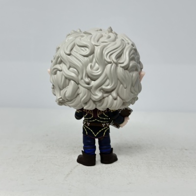 Figura colecionável de costas com cabelo cinzento e roupa elaborada