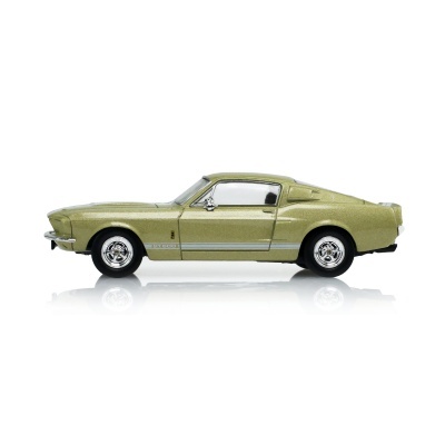 Modelo de carro verde metalizado visto de perfil