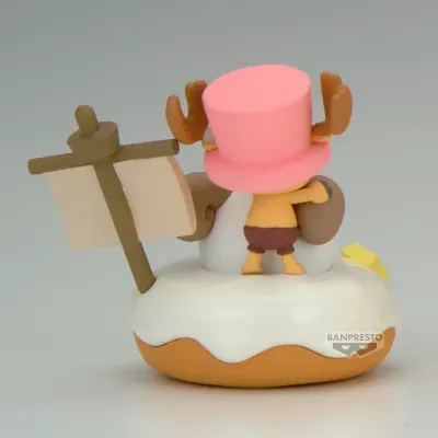 Figura de vinil de personagem com chapéu rosa e tambor sobre base arredondada com creme e bandeira
