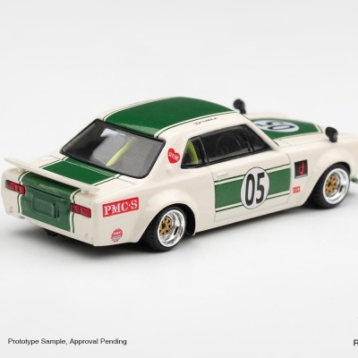 Miniatura de carro de corrida branco com faixas verdes e número 05