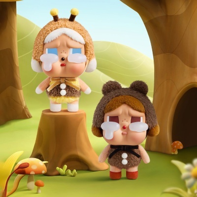 Bonecos de tecido com fantasias de abelha e urso em cenário de floresta
