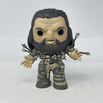 Figura Funko Pop com barba, cabelo escuro e roupas cinzentas com flechas espetadas