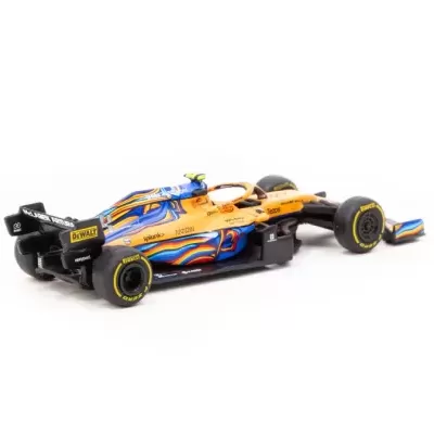 Miniatura de carro de Fórmula 1 laranja, azul e preto com pneus Pirelli em fundo branco