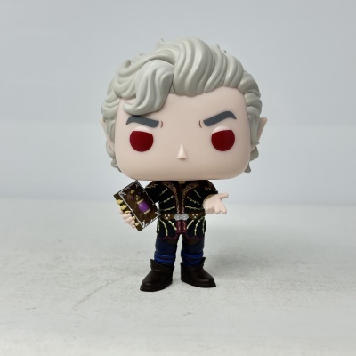 Figura Funko Pop com cabelo cinzento claro e olhos vermelhos a segurar livro.