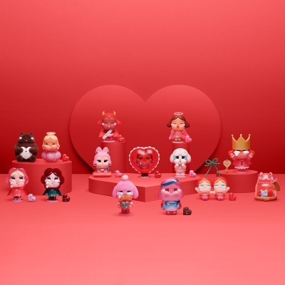 Figuras de vinil de personagens chorando em diferentes estilos e cores num cenário vermelho com corações.