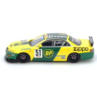 Miniatura de carro de corrida amarelo e verde com várias inscrições em fundo branco