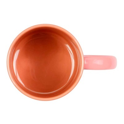 Caneca vista de cima com interior laranja e pega rosa.