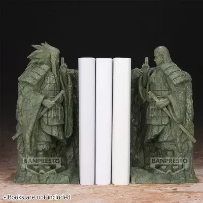 Apoios de livros samurai verde escuro com armadura detalhada e livros brancos entre eles