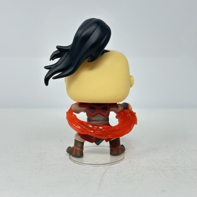 Figura colecionável estilo Pop Vinil com cabelo preto e efeito de fogo