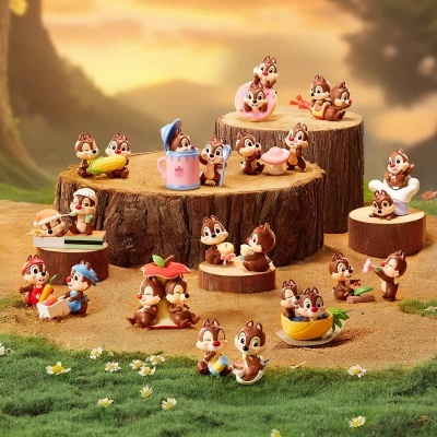 Figuras colecionáveis de Chip n Dale em madeira com objetos coloridos