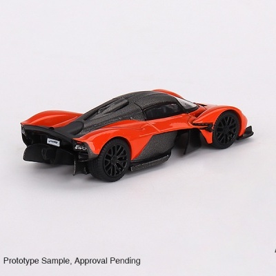Miniatura de carro desportivo laranja e preto em fundo branco