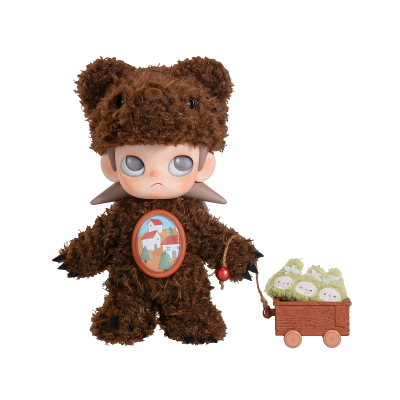 Boneco com fato de urso castanho a puxar carrinho de madeira com figuras verdes