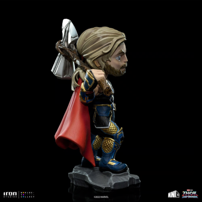Figura colecionável estilizada de Thor da Marvel com capa vermelha e machado.