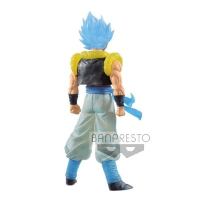 Figura de ação Banpresto com cabelo azul claro e roupa preta e branca.