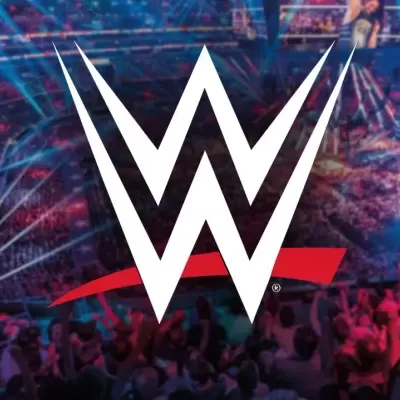 Logotipo WWE branco sobre evento de luta num estádio com público e luzes coloridas
