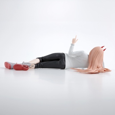 Figura colecionável de anime com cabelo rosa e roupa preta e branca deitada