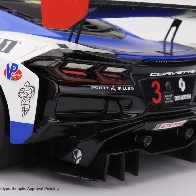 Carro de corrida Corvette traseira preto-branco-azul com logótipos e número 3 em fundo branco