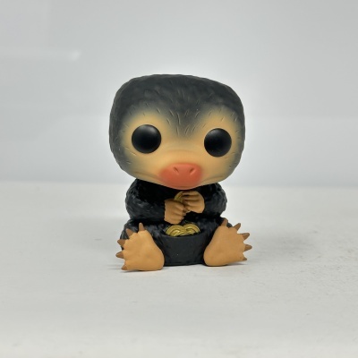 Figura de vinil Funko Pop animal preto com face amarela segurando moedas douradas.