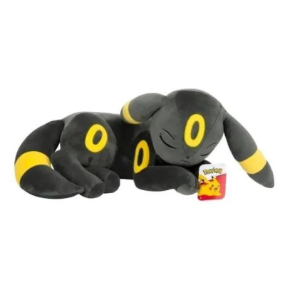 Pelúcia preta e amarela do personagem Umbreon deitado, com etiqueta Pokémon ao lado