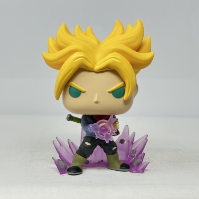 Figura de ação estilizada com cabelo amarelo e base roxa com espigões