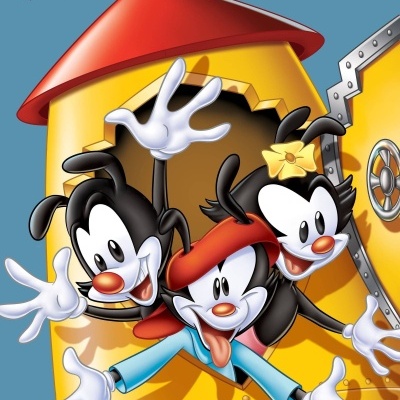Personagens Animaniacs saindo de um foguete amarelo com título colorido Animaniacs no fundo azul