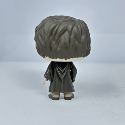 Boneco de vinil com cabelo castanho escuro visto de costas