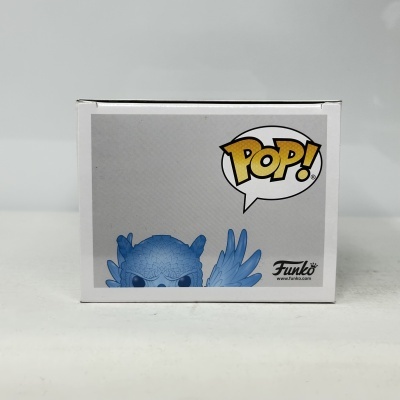 Caixa branca Funko POP! com imagem de figura azul com penas.