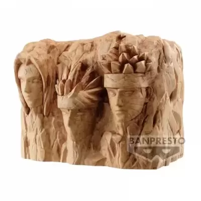 Escultura em madeira com três rostos masculinos e logotipo BANPRESTO