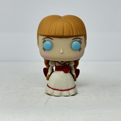 Figura de brinquedo estilo Funko Pop com vestido branco e cabelo castanho claro