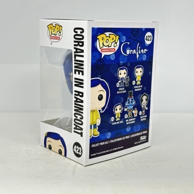 Embalagem Funko Pop Coraline com caixa branca e azul e personagem com casaco amarelo