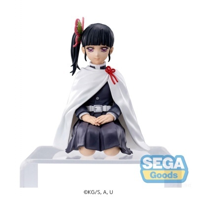Figura anime sentada com capa branca e roupa preta com laço vermelho, sobre base translúcida com logo SEGA Goods.