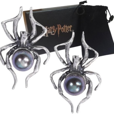 Dois pendentes em forma de aranha prateada com pérola negra e embalagem Harry Potter