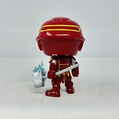 Funko Pop do Thor com armadura vermelha e martelo com fogo azul