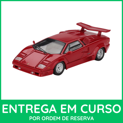 Carro desportivo de miniatura vermelho em fundo branco