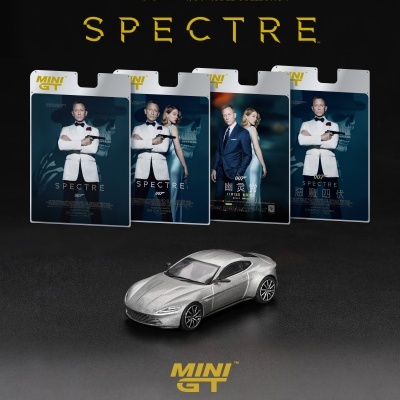 Miniatura de carro prateado com placas metálicas do filme 007 SPECTRE ao fundo