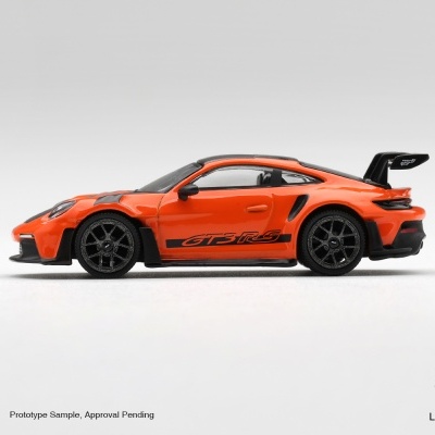 Miniatura de carro desportivo laranja e preto em fundo cinzento.