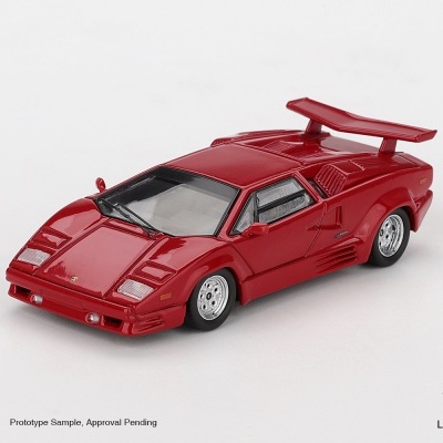 Miniatura de carro desportivo vermelho com spoiler e jantes prateadas sobre fundo branco