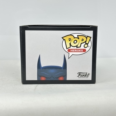 Caixa Funko Pop Batman com texto POP! HEROES