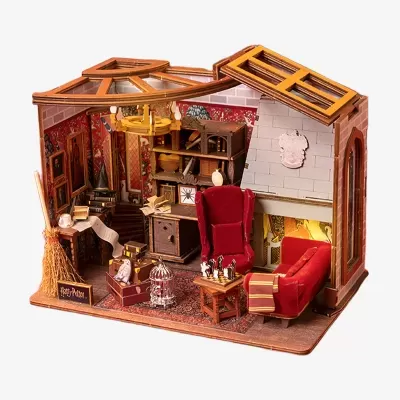 Miniatura de sala de estar com móveis vermelhos e madeira, estante, lareira e placa com HARU POTTER