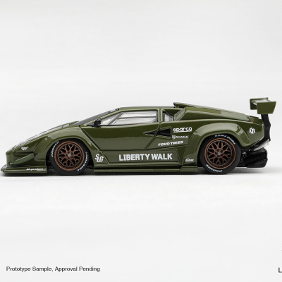 Miniatura de carro desportivo verde com texto Liberty Walk e Mini GT em fundo branco