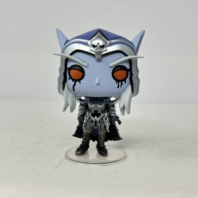Figura colecionável Funko Pop personagem azul com capacete e armadura prateada e azul
