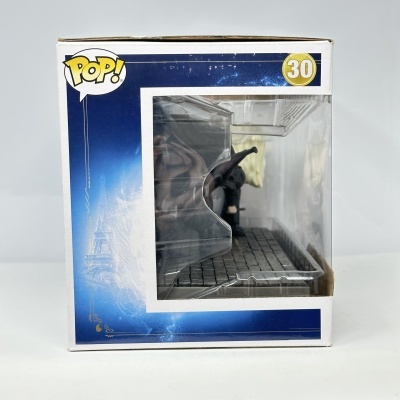Caixa Funko Pop 30 com figura dentro, fundo azul com Torre Eiffel