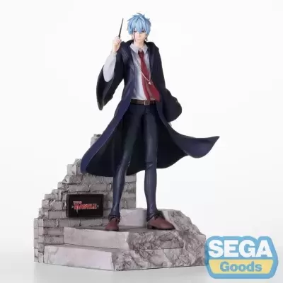 Figura colecionável de personagem masculino com cabelo azul claro e roupa formal posando em base de escadas de pedra.