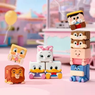 Brinquedos de blocos empilháveis de personagens Disney coloridos em fundo rosa e azul