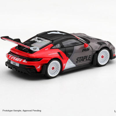 Miniatura de carro desportivo multicolor com texto STAPLE e MINI GT